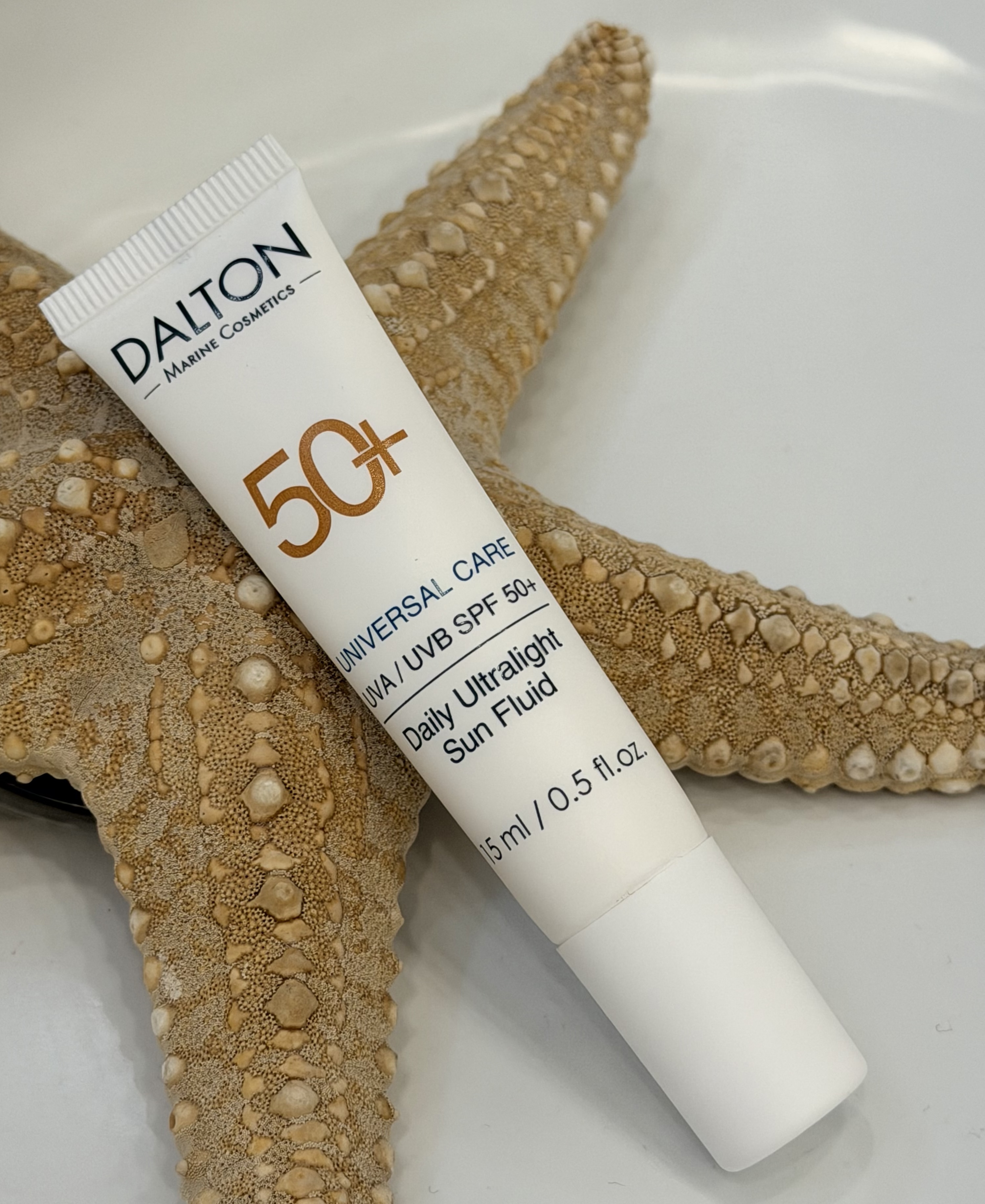 Ультралегкий сонцезахисний флюїд SPF 50+ упаковка та флакон з дозатором